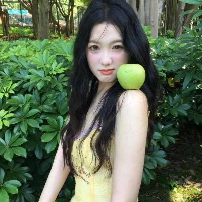 坐推土机的少女